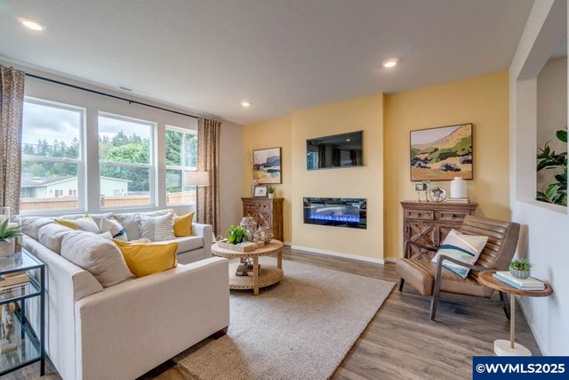 340 Greencrest St NE, Salem, OR 97301