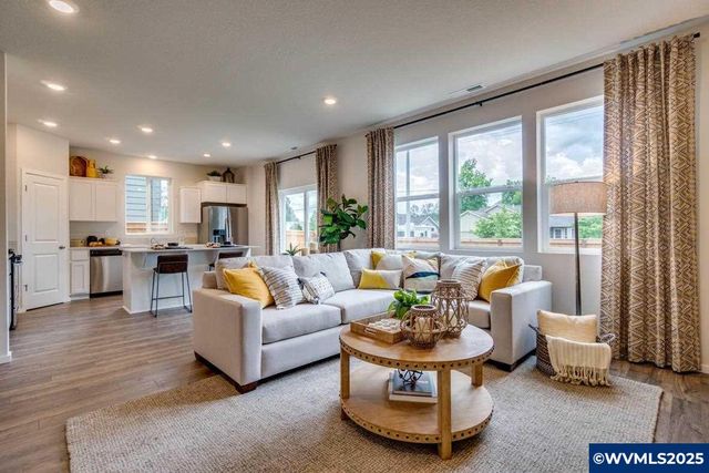 340 Greencrest St NE, Salem, OR 97301