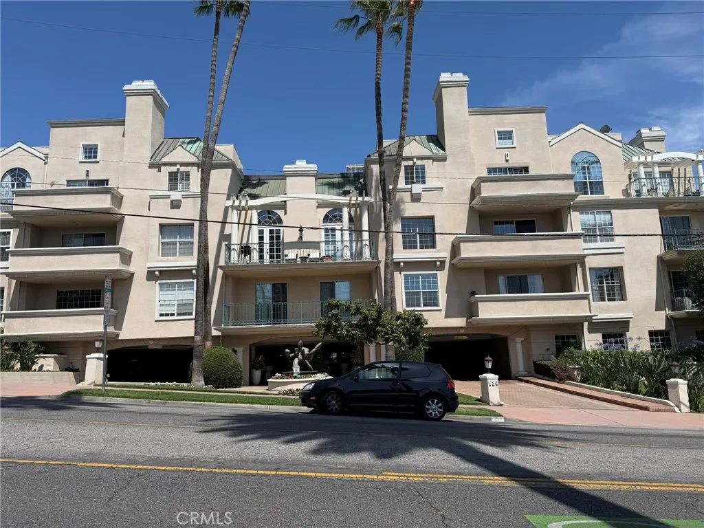 930 N Doheny 303, West Hollywood, CA 90069