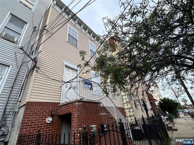 225 Halladay Street 2B, Jersey City, NJ 07304