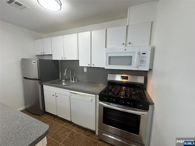 225 Halladay Street 2B, Jersey City, NJ 07304