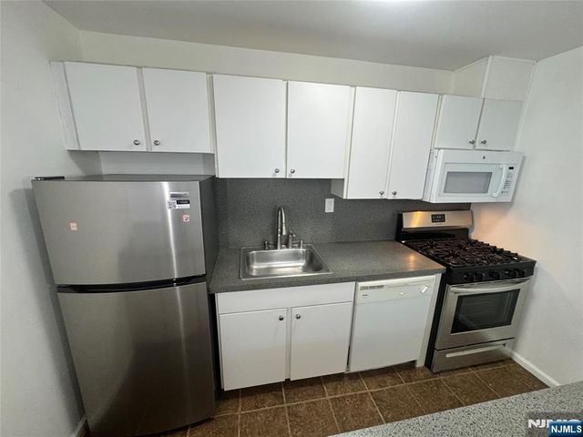 225 Halladay Street 2B, Jersey City, NJ 07304