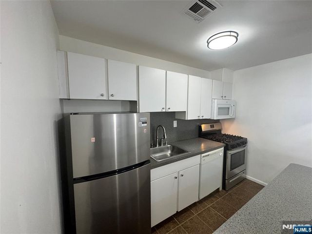 225 Halladay Street 2B, Jersey City, NJ 07304