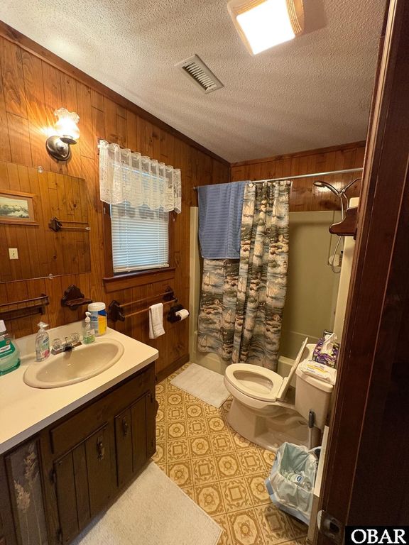 Image 17 of property listing at 31 Dolphin Run, Southern Shores, NC 27949