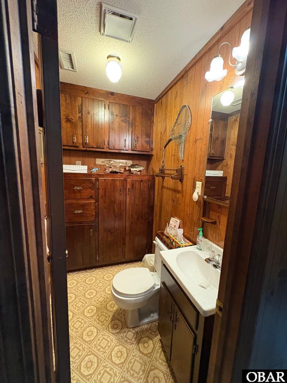 Image 18 of property listing at 31 Dolphin Run, Southern Shores, NC 27949