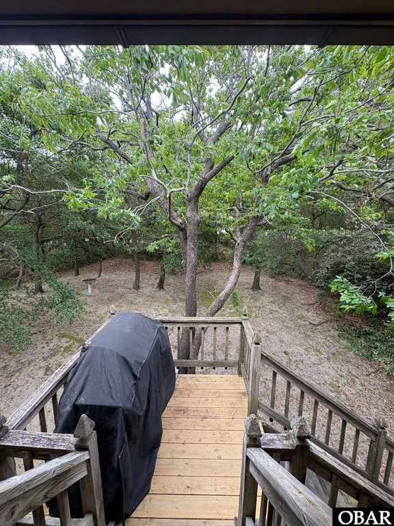Image 5 of property listing at 31 Dolphin Run, Southern Shores, NC 27949