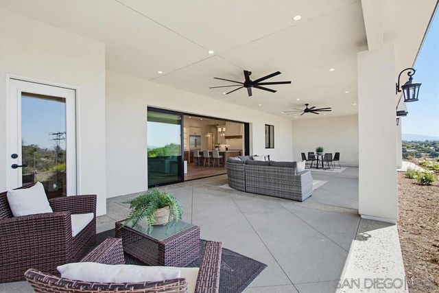 575 Twin Country Lane, Fallbrook, CA 92028
