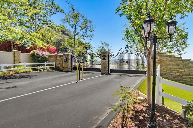 575 Twin Country Lane, Fallbrook, CA 92028