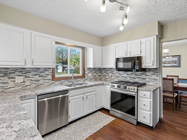 2604 E 34th Street Court, Davenport, IA 52807