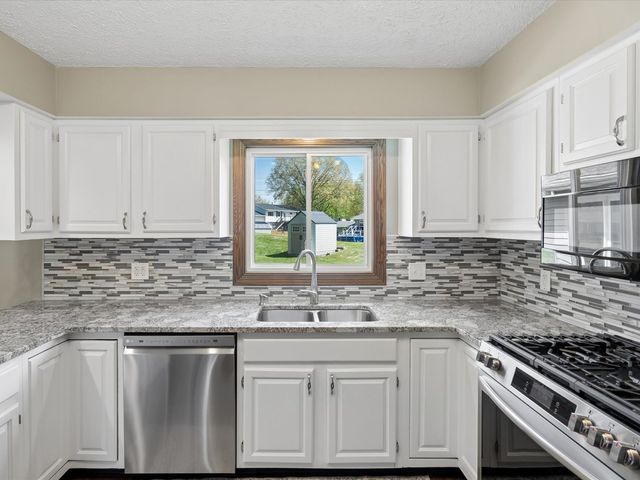 2604 E 34th Street Court, Davenport, IA 52807