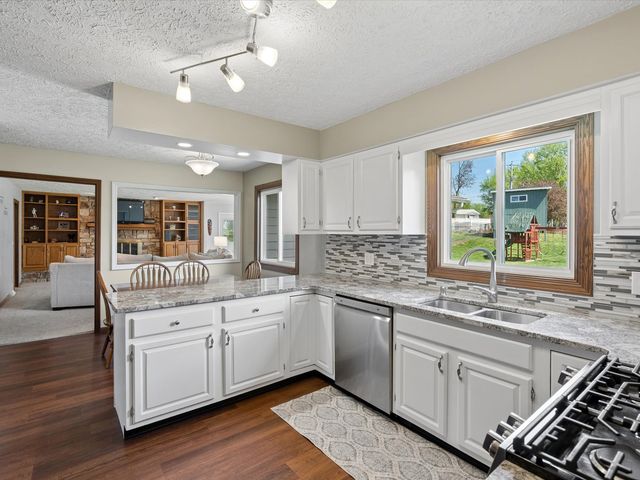 2604 E 34th Street Court, Davenport, IA 52807