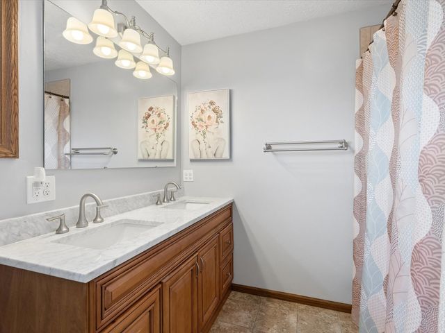 2604 E 34th Street Court, Davenport, IA 52807