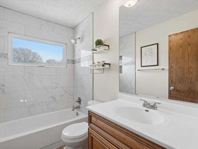 2604 E 34th Street Court, Davenport, IA 52807