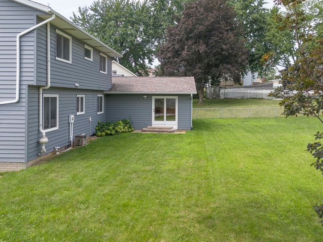 2604 E 34th Street Court, Davenport, IA 52807