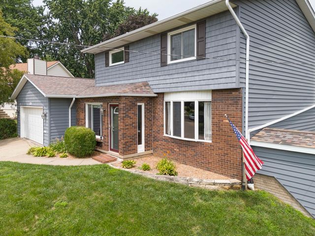 2604 E 34th Street Court, Davenport, IA 52807