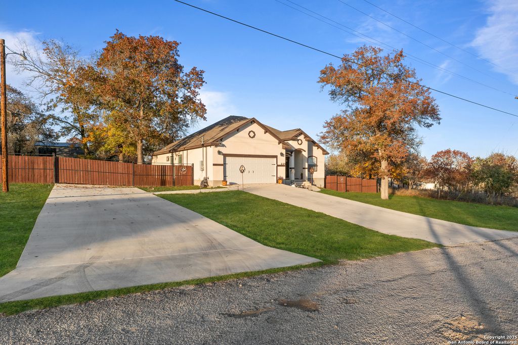 225 BROKEN STAR TRAIL, Poteet, TX 78065