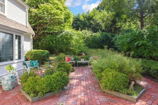 102 Central St, Hingham, MA 02043