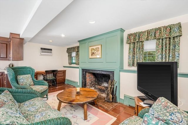 102 Central St, Hingham, MA 02043