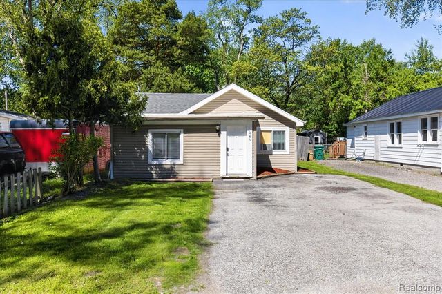 986 Pine Road, Bay City, MI 48706