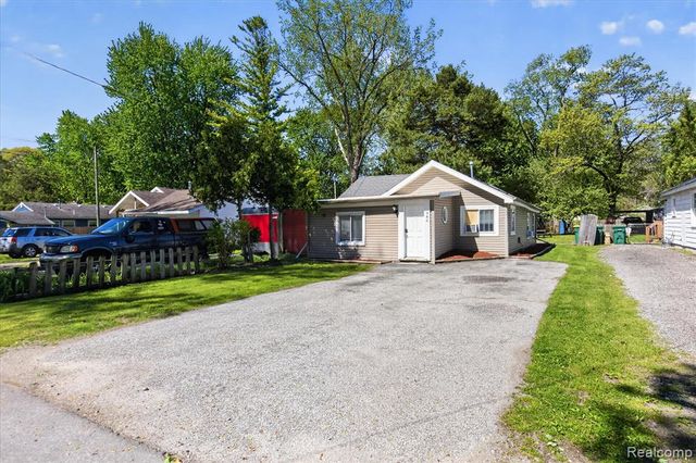 986 Pine Road, Bay City, MI 48706