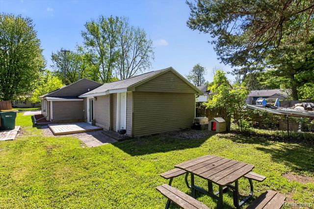 986 Pine Road, Bay City, MI 48706