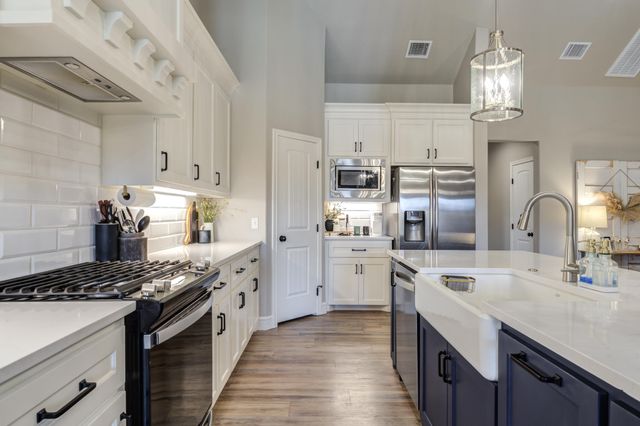 135 Calvin Drive, Wolfforth, TX 79382