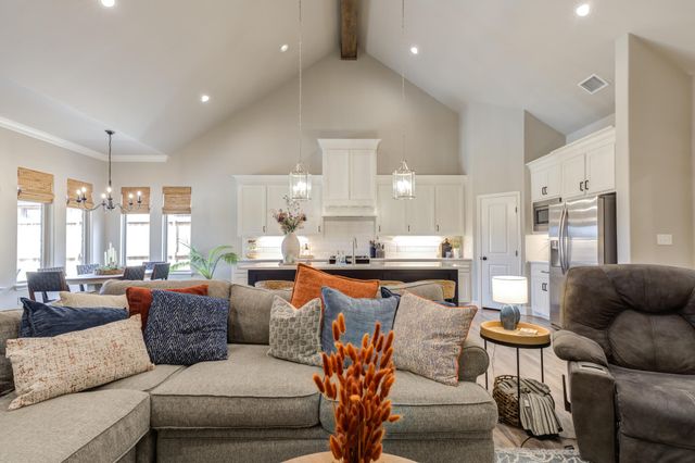 135 Calvin Drive, Wolfforth, TX 79382