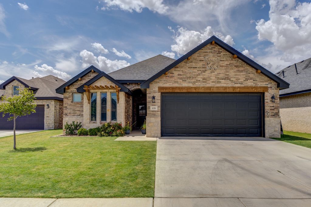 135 Calvin Drive, Wolfforth, TX 79382