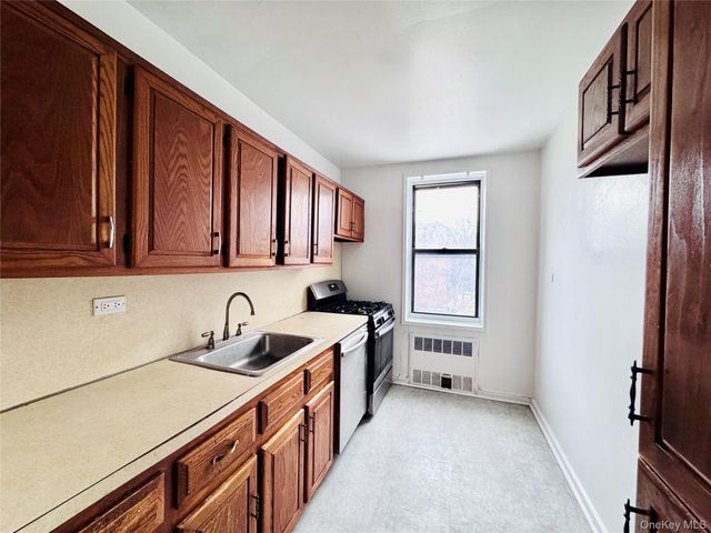 141-05 Pershing Crescent 202, Briarwood, NY 11432