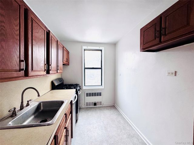 141-05 Pershing Crescent 202, Briarwood, NY 11432