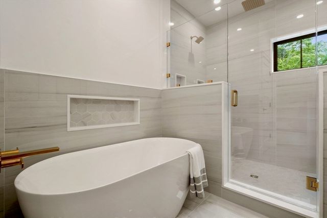 71 Cloverdale 1, Newton, MA 02461