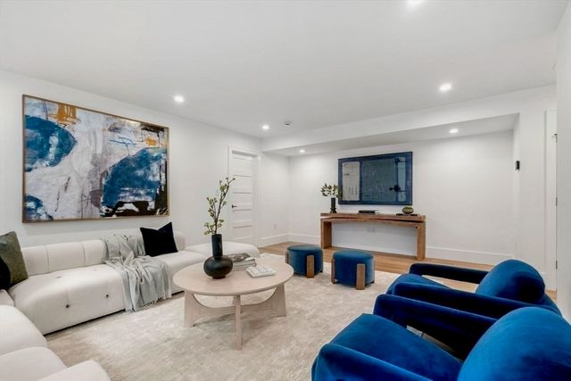 71 Cloverdale 1, Newton, MA 02461