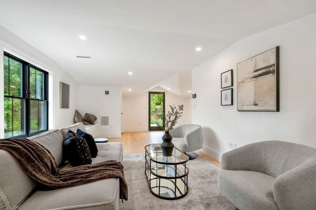 71 Cloverdale 1, Newton, MA 02461