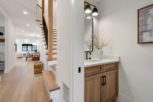 71 Cloverdale 1, Newton, MA 02461