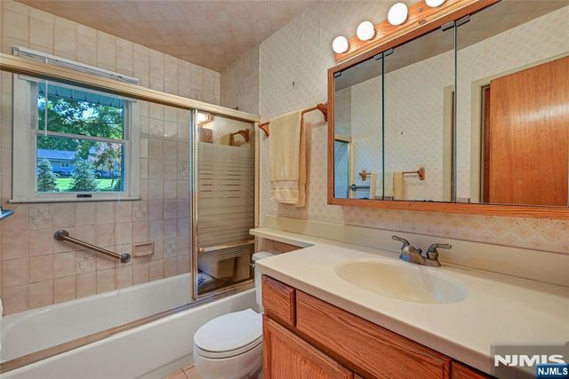 15 Windsor Court, Norwood, NJ 07648