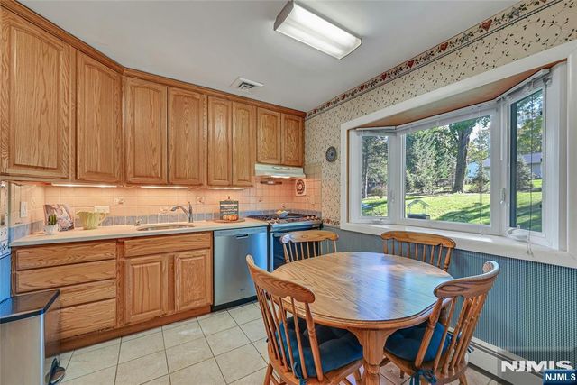 15 Windsor Court, Norwood, NJ 07648
