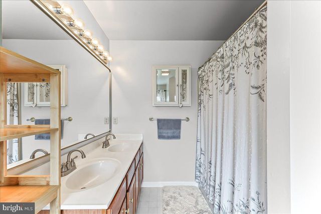237 COUNTRY DR, Oxford, PA 19363