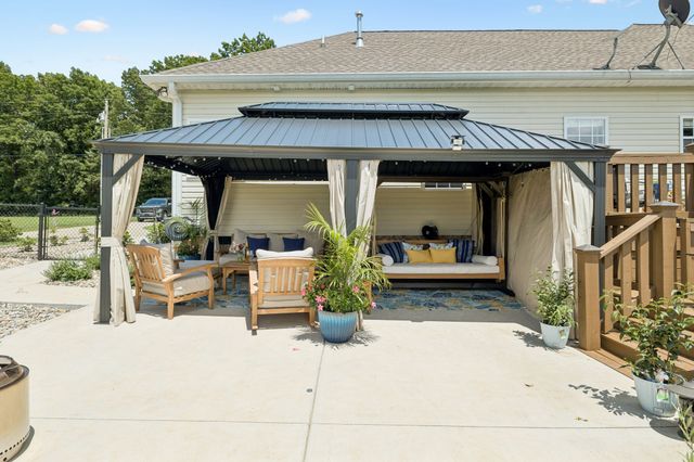 948 Goslin Branch Rd, Burns, TN 37029