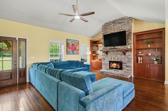 948 Goslin Branch Rd, Burns, TN 37029