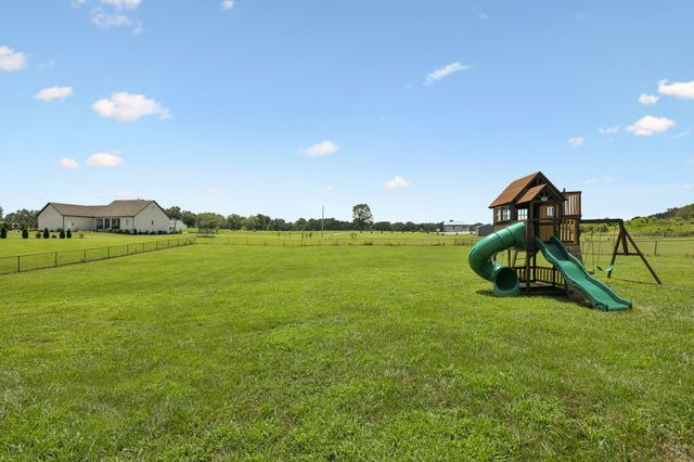 948 Goslin Branch Rd, Burns, TN 37029