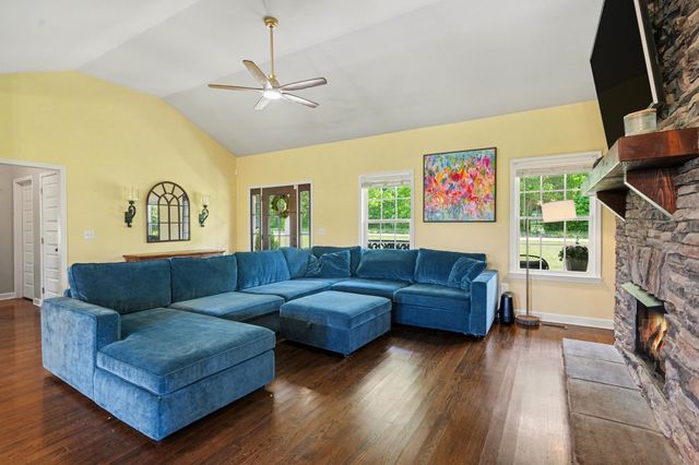 948 Goslin Branch Rd, Burns, TN 37029