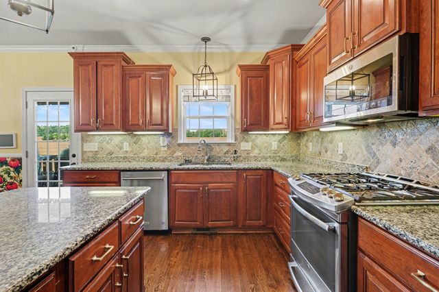 948 Goslin Branch Rd, Burns, TN 37029