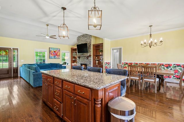 948 Goslin Branch Rd, Burns, TN 37029