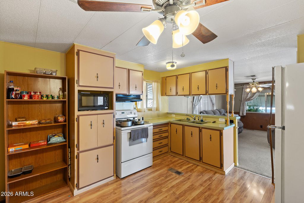 Image 7 of property listing at 10540 E APACHE Trail 151, Apache Junction, AZ 85120