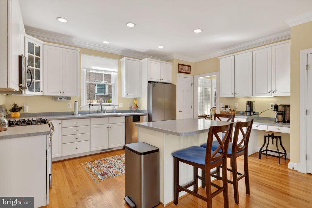 Image 10 of property listing at 9511 OLD GEORGETOWN RD, Bethesda, MD 20814