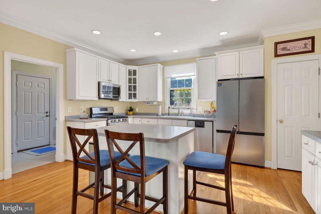 Image 11 of property listing at 9511 OLD GEORGETOWN RD, Bethesda, MD 20814