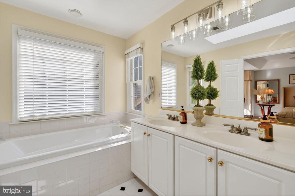 Image 18 of property listing at 9511 OLD GEORGETOWN RD, Bethesda, MD 20814