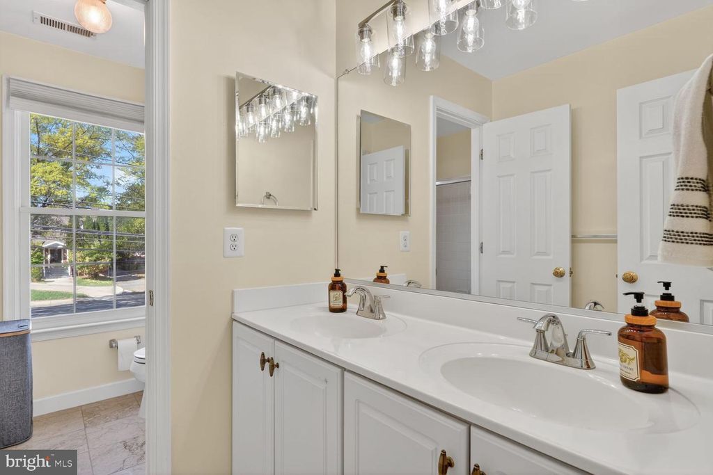 Image 22 of property listing at 9511 OLD GEORGETOWN RD, Bethesda, MD 20814