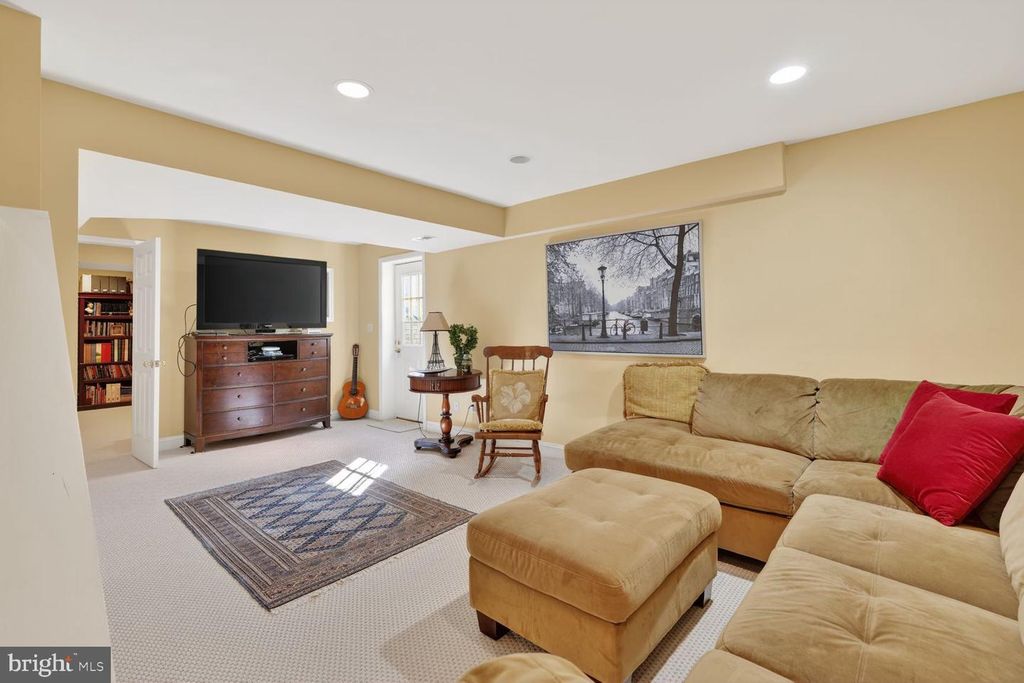 Image 23 of property listing at 9511 OLD GEORGETOWN RD, Bethesda, MD 20814
