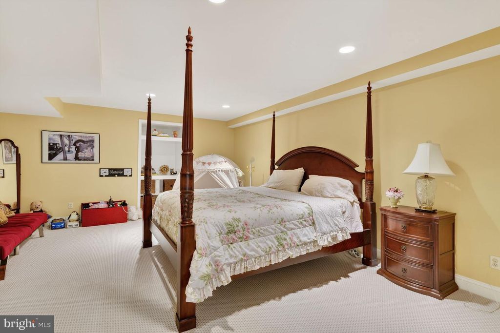 Image 24 of property listing at 9511 OLD GEORGETOWN RD, Bethesda, MD 20814